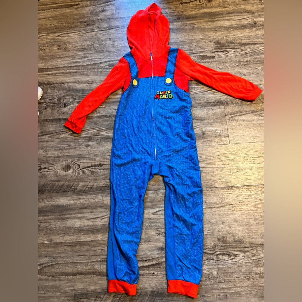 Cute for a Halloween costume!! Lightly worn Super Mario boys onesie size medium